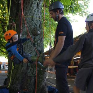 Kinder und Seilklettertechnik